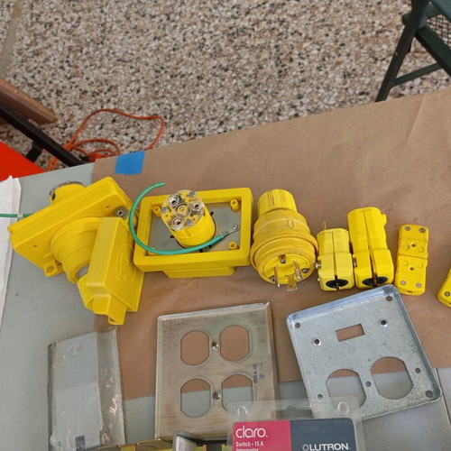 Electrical supplies like new, 80 pieces for electrical installations