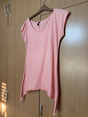 Pink Woman short-sleeve blouse used, fitted with pointed hem