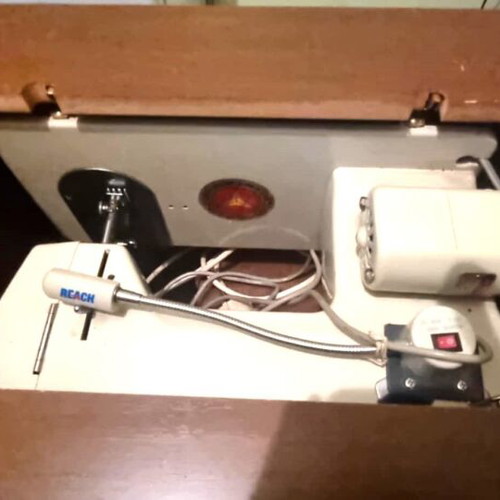 Mercedes sewing machine like new with table base
