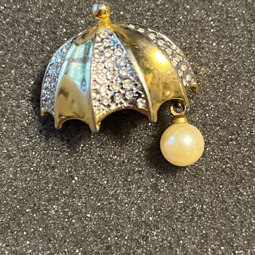 Vintage gold metal umbrella brooch like new with pearl and rhinestones