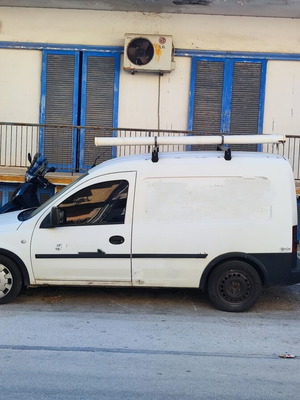 Opel Combo επαγγελματικό φορτηγάκι μεταχειρισμένο με ζημιά στη μηχανή