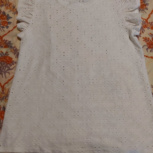 White blouse like new with ruffle sleeves size M