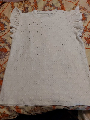 White blouse like new with ruffle sleeves size M