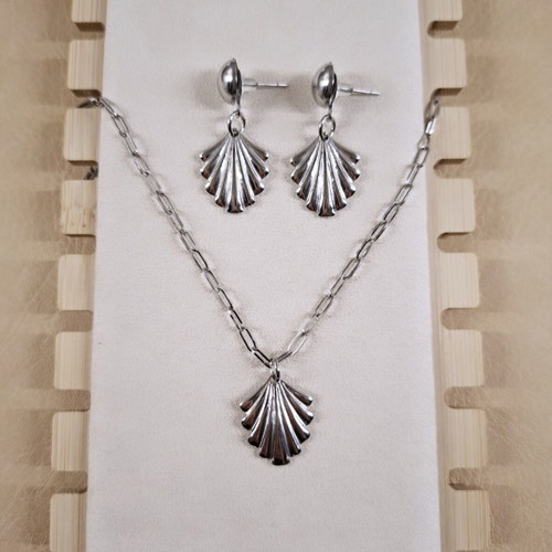 Steel necklace and earrings set with shell pendant, silver tone
