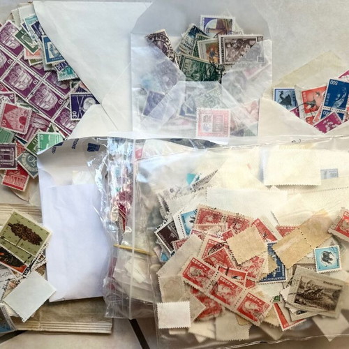 Large collection of 3000-4000 old stamps from around the world
