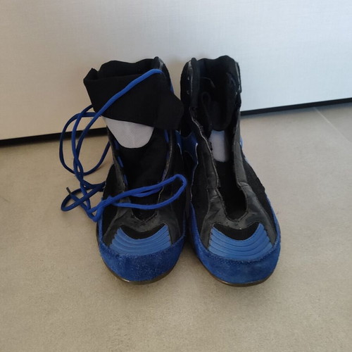 Olympus men's wrestling shoes used, size 46, black and blue, missing lace