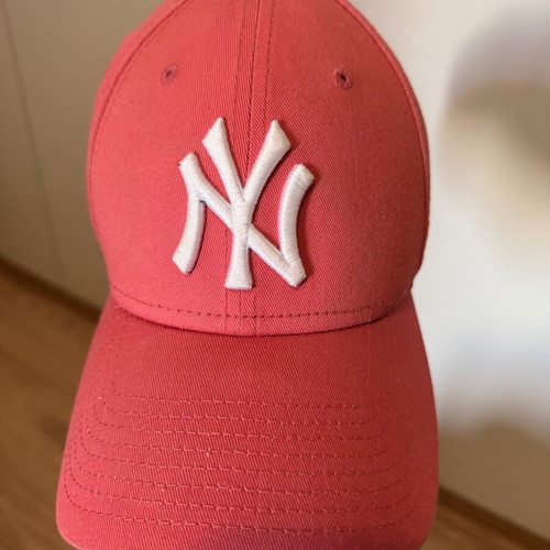 New Era New York Yankees cap like new, women's 9FORTY Coral/White