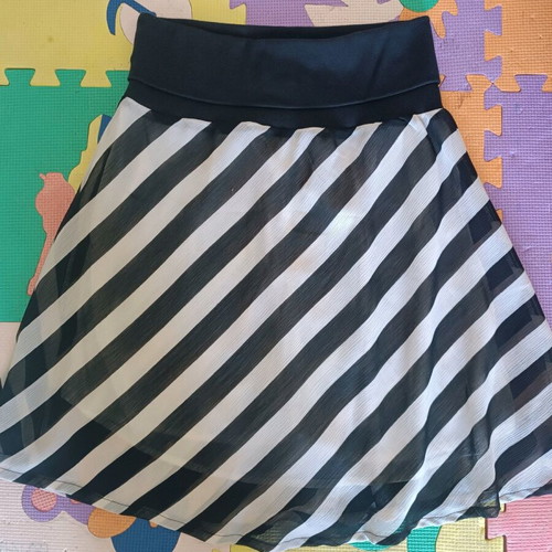Zara medium skirt like new, elastic, black and white