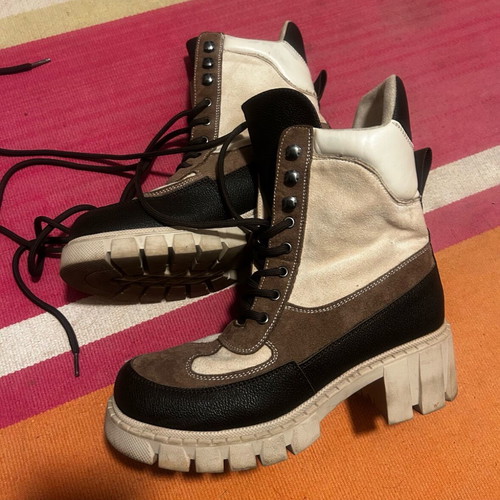 Deezee boots like new, beige and brown