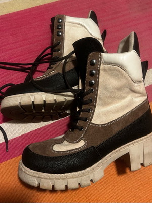 Deezee boots like new, beige and brown