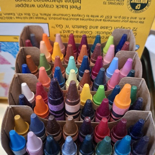 Crayola Complete Crayon Collector Tin 1991 like new with sharpener