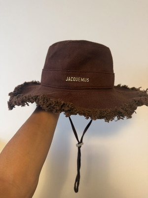 Καφέ bucket καπέλο με κρόσσια και κορδόνια