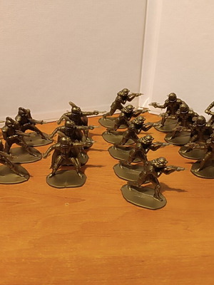 Solpa toy soldiers 22 gold figures like new