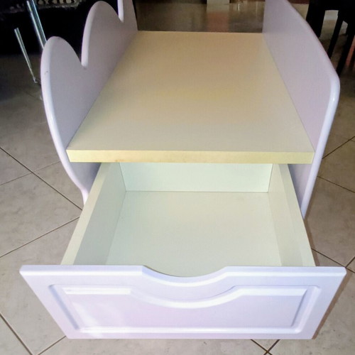 Children's dresser with 3 drawers like new, pastel colors