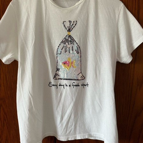T-shirt medium white with decorative sequin print like new