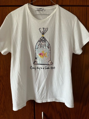 T-shirt medium white with decorative sequin print like new