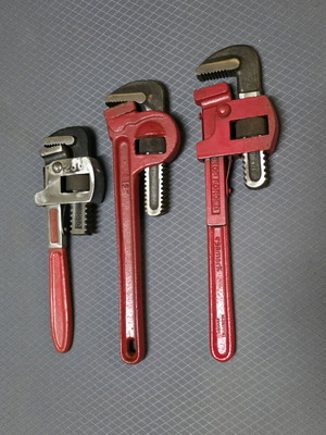 Set of 3 heavy-duty pipe wrenches with movable and fixed jaws