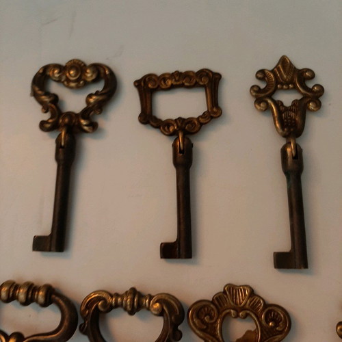 Vintage brass furniture knobs and keys like new