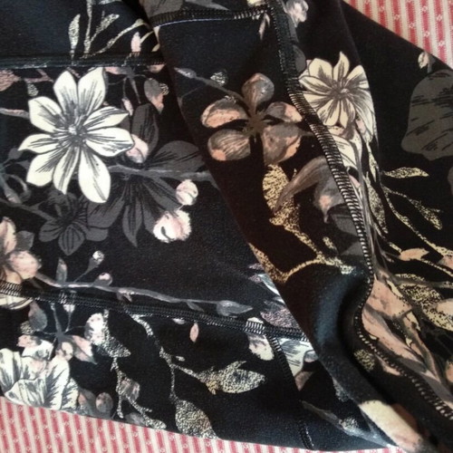 Victoria's Secret leggings used, black with multicolor pattern, size S