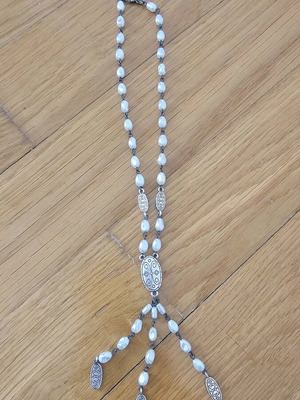 Necklace used with drop-shaped pearls and silver metal details