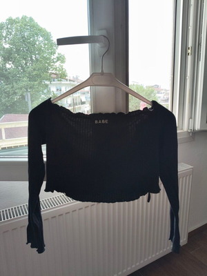 Shein black crop top, long sleeve, size M-L