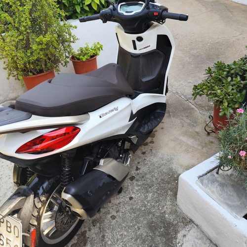 Piaggio Beverly 400 scooter, white, 400 cc, automatic