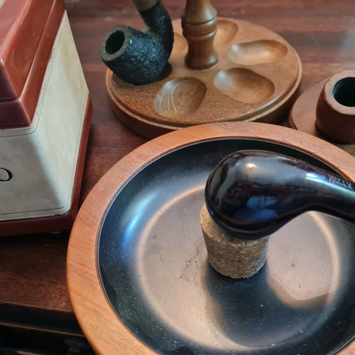 Smoking pipe set used with three pipes and wooden stand