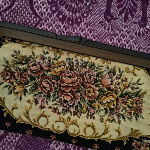 Collectible wallets like new, set of three in different sizes with bone clasps