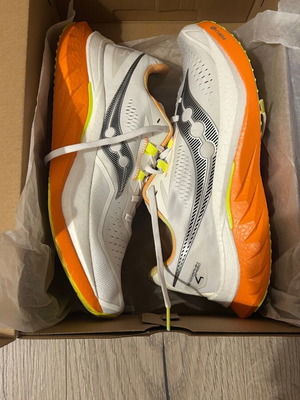 Saucony Endorphin Speed 4 αθλητικά σαν καινούργια, μέγεθος 44.5, άσπρα και πορτοκαλί