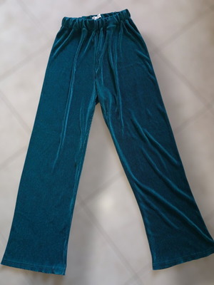 Thin corduroy bell-bottom pants like new, emerald color