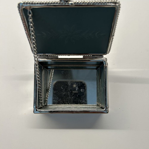 Vintage jewelry box like new with silver floral design