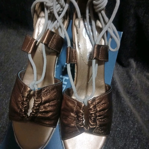 Bata women's leather sandals new, size 40, bronze color