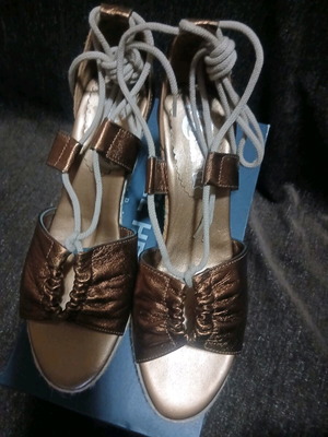 Bata women's leather sandals new, size 40, bronze color