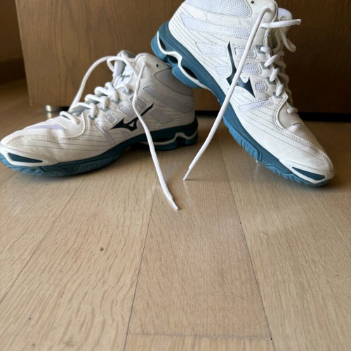 Mizuno volleyball shoes like new, sizes 44 and 43