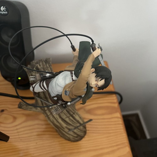 Levi Ackerman figure 28cm Comes with its box.