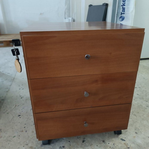 Neoset drawer unit like new with 3 drawers and lock