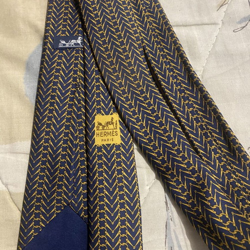 Hermès silk tie with classic gold chain pattern on blue background like new