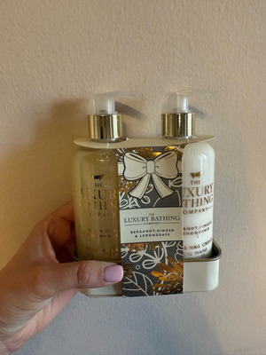 Luxury Bathing set new with hand wash and hand cream