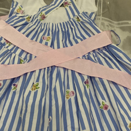 Dress for 5-year-old girl with skirt volume and adjustable straps