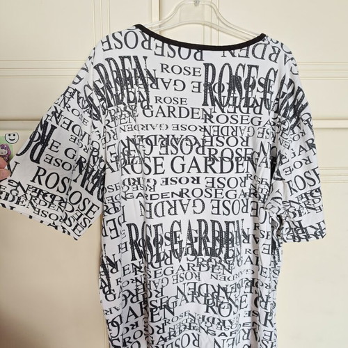 White short-sleeve cotton blouse with letters like new