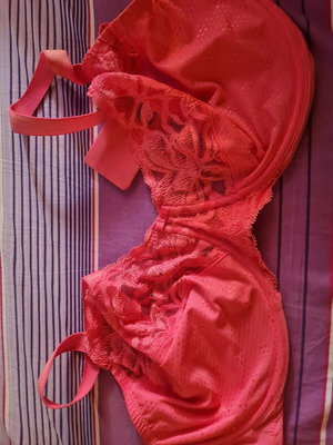 Marks & Spencer bra, coral watermelon color, size 80H