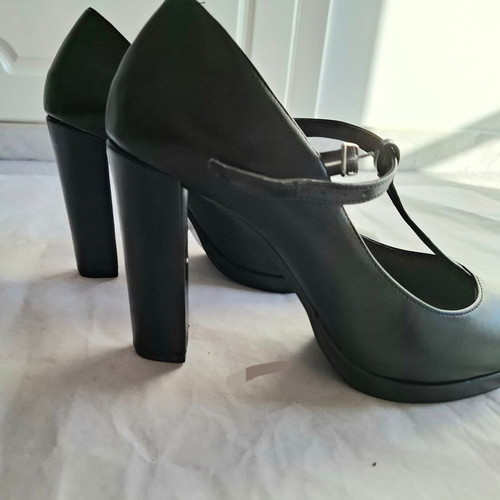 Stefania black Mary Jane pumps size 41 like new