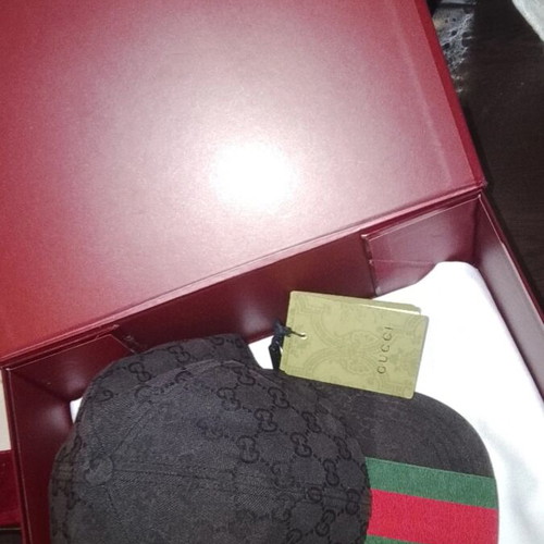 Gucci hat used, size S, black with box and bag