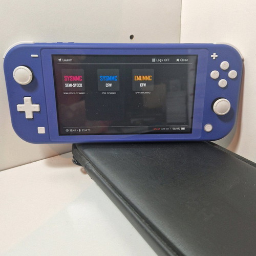 Nintendo Switch Lite чипиран като нов с оригинален калъф и игри