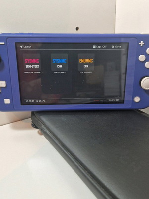 Nintendo Switch Lite чипиран като нов с оригинален калъф и игри