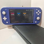 Nintendo Switch Lite чипиран като нов с оригинален калъф и игри
