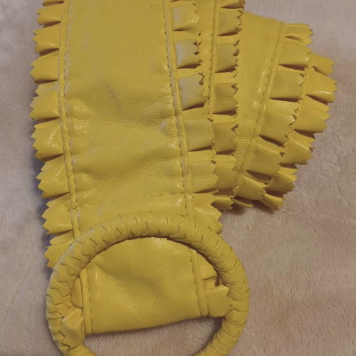 Wide belt with ring in soft yellow, like new
