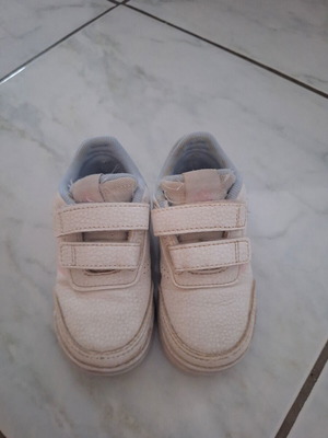 Adidas kids white sneakers like new, size 22, velcro