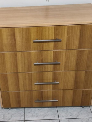 Chest of drawers with 4 drawers like new, with wheels