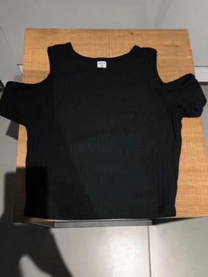 Girls' cold shoulder top size 152 cm, like new, black